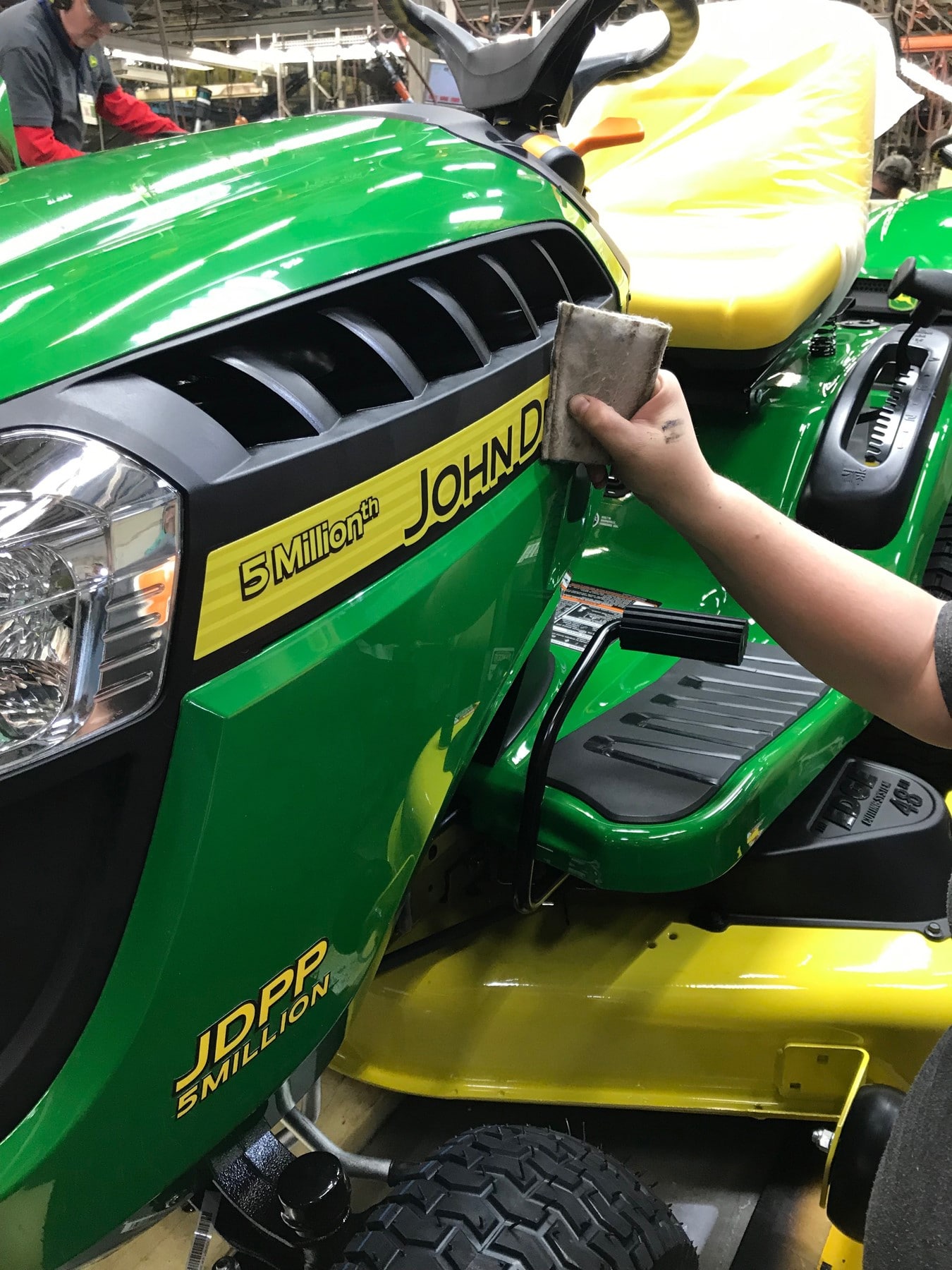 John Deere produit sa 5 MILLIONIÈME Tondeuse Autoportée !